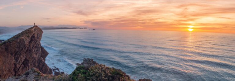 Luxury Sunset Sailing Cruises in Crete: Romance redefined at sea. The image shows a sunset (freepik.com)